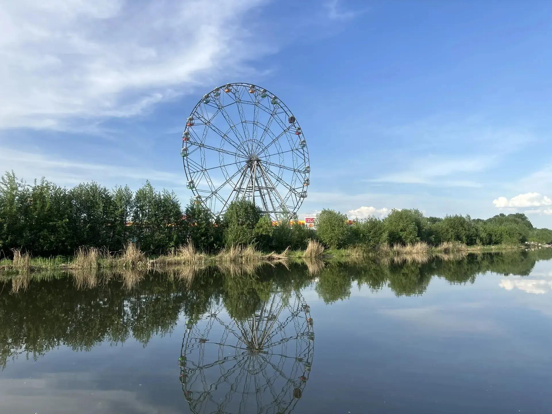 Теплоход у зеленого берега