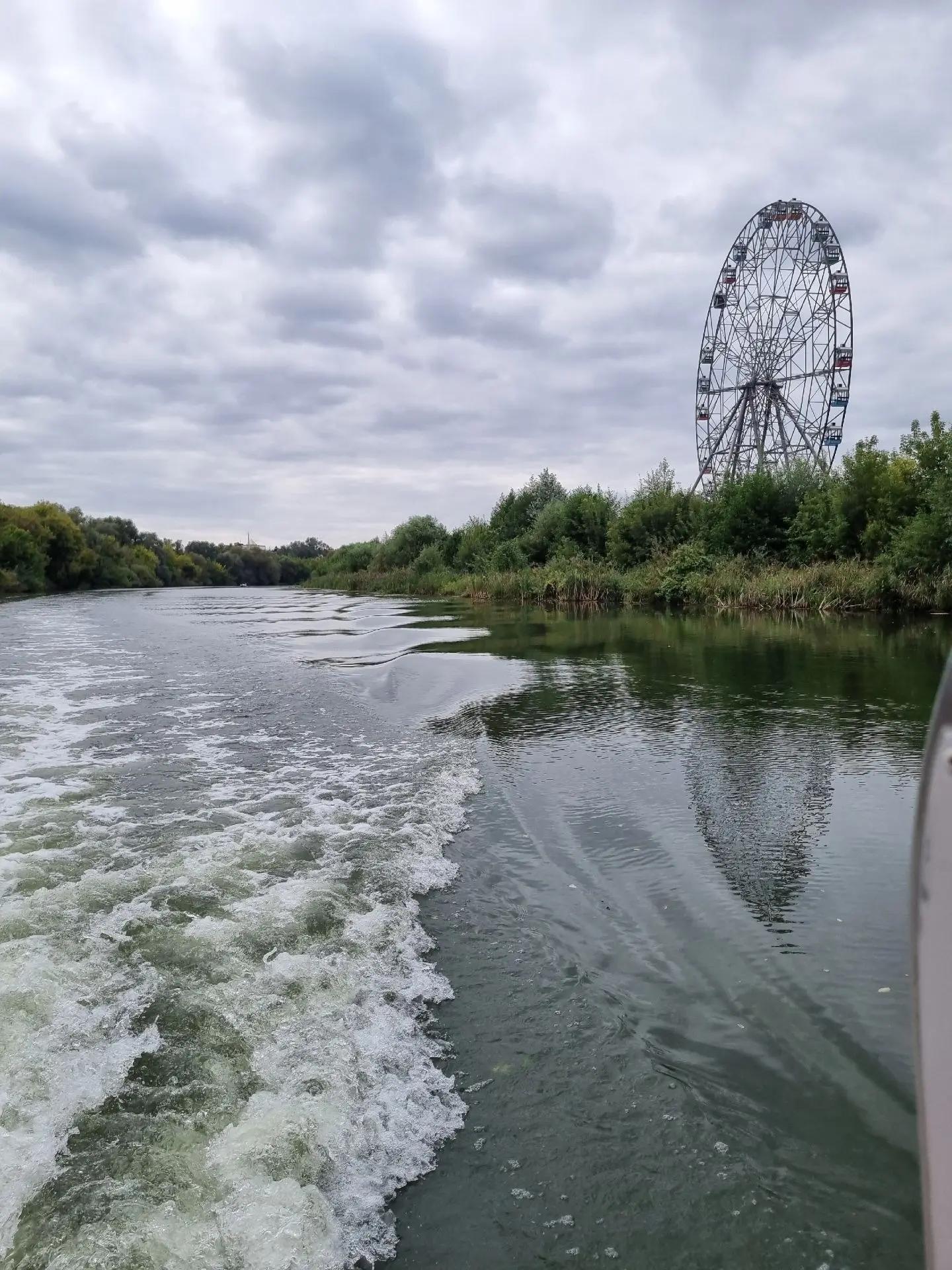 След теплохода на воде во время прогулки